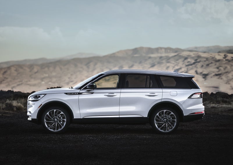 A Lincoln Aviator® SUV is parked on a scenic mountain overlook | West Point Lincoln in Houston TX